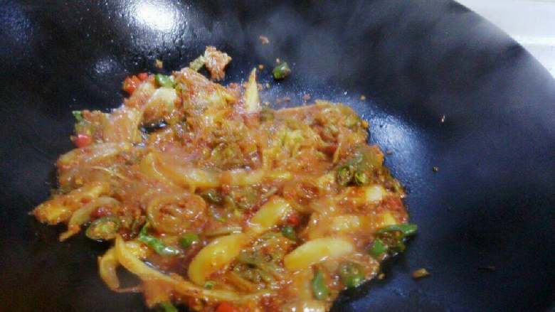 辣白菜豆腐汤,然后加入辣白菜，翻炒均匀后，加入韩式辣椒酱炒匀。