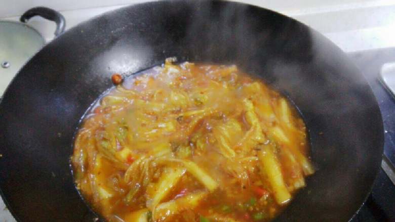 辣白菜豆腐汤,加入半锅水，搅拌均匀。
