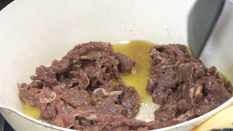 西芹炒牛肉,起锅热油，放入腌制好的牛肉，中火煸炒
