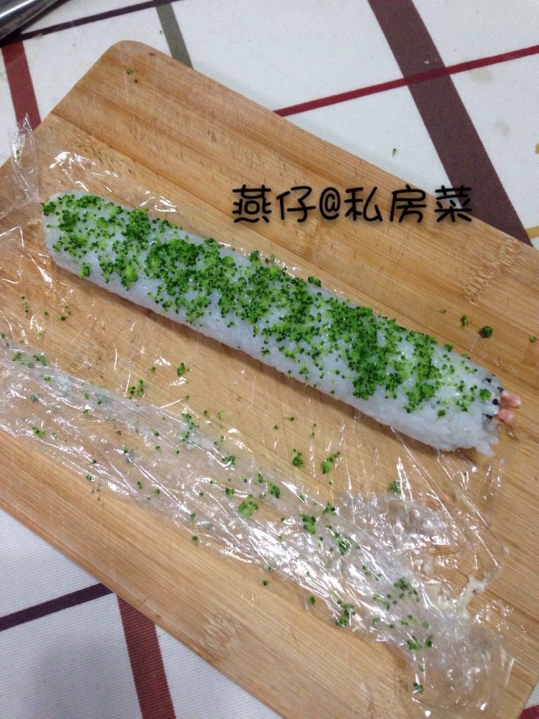 西兰花寿司,如图最后卷起来，再面上抹上西兰花末，切块即可。