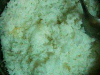 日式饭团,用加了糖、盐、鸡精的水把米饭 蒸熟。