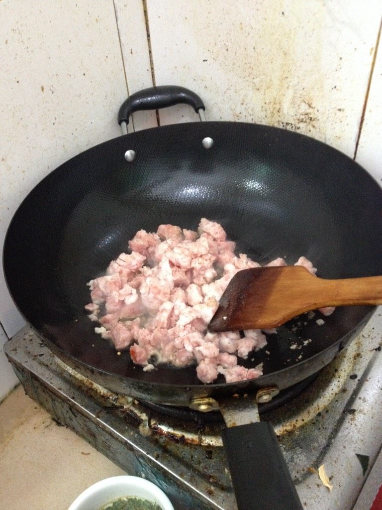 茴香肉酱面,用锅内剩下的油 下一点洋葱头 下入猪肉末 炒香 然后下木耳 及炒过的土豆胡萝卜丁 翻炒均匀