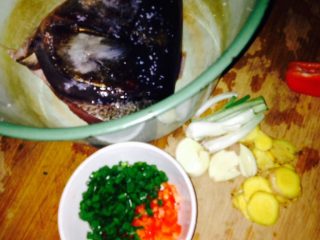红烧鱼头,如图准备食材，鱼头洗净抹点盐腌制15分钟