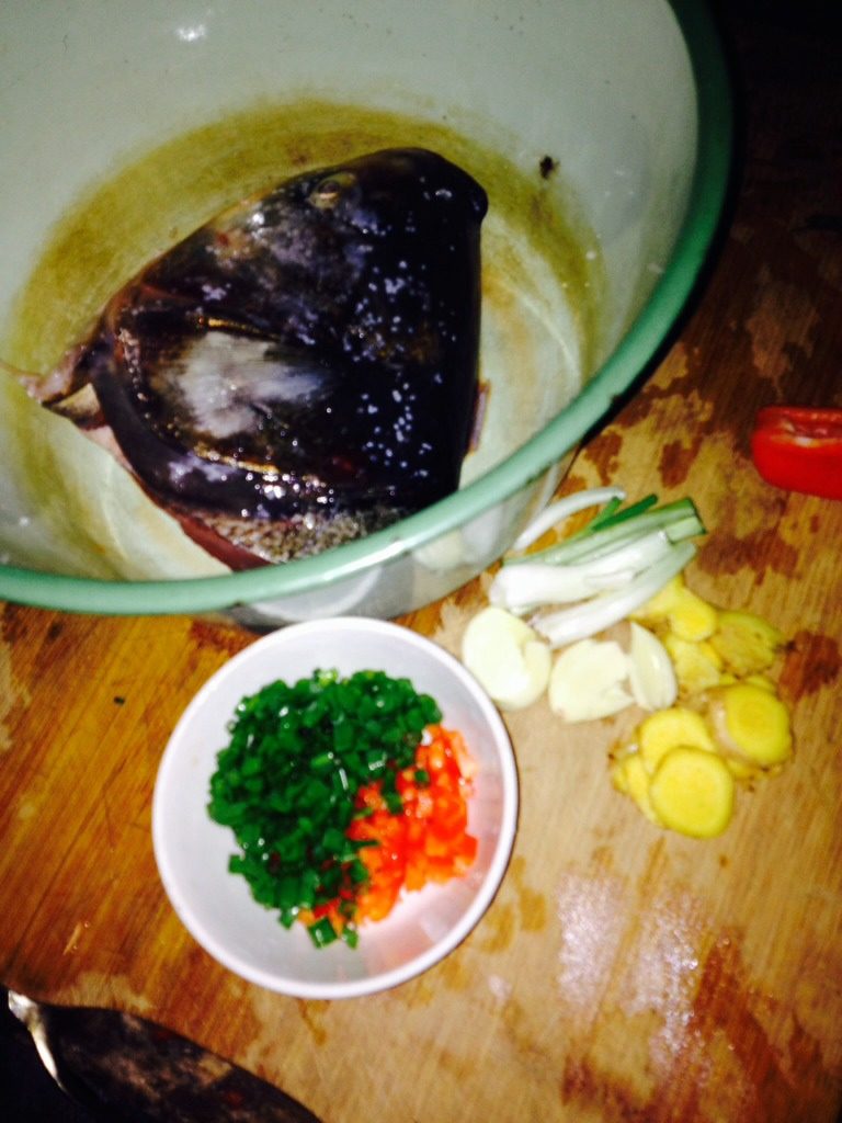 红烧鱼头,如图准备食材，鱼头洗净抹点盐腌制15分钟