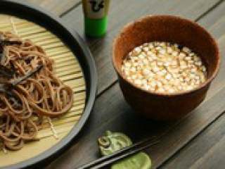 日式荞麦冷面,调味汁放入冰箱冷藏，或者加些 冰块降温。并且可以稀释酱油， 不会过咸。调味汁加入适量的wa sabi调匀，随荞麦面一起上桌。