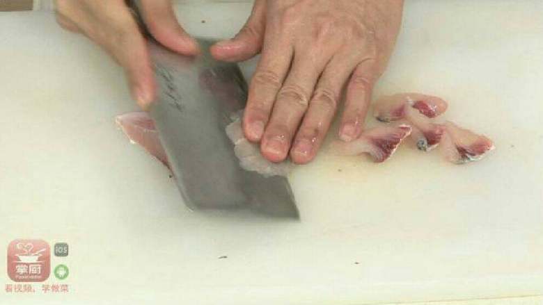 手把手教你--香辣水煮鱼,斜刀把鱼肉切成片。