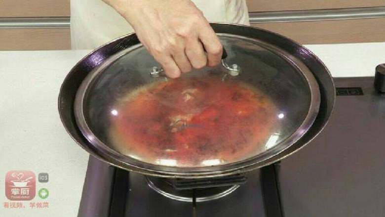 手把手教你--香辣水煮鱼,盖上锅盖，中火煮约4分钟。