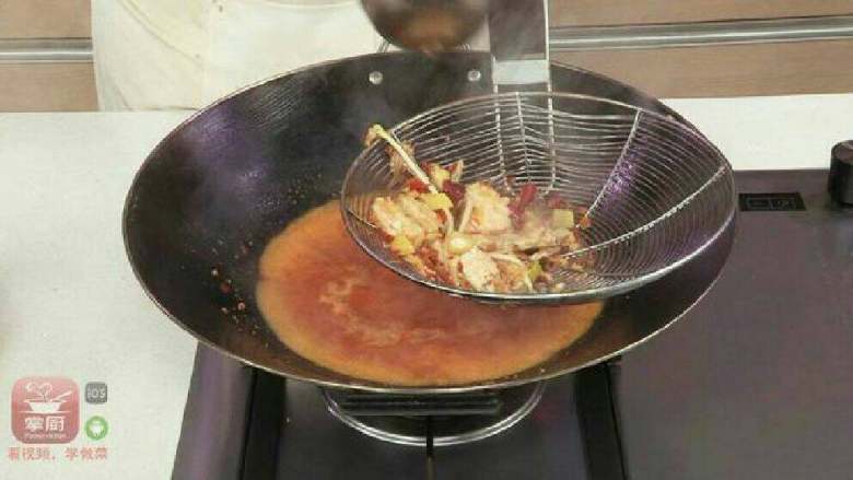 手把手教你--香辣水煮鱼,将锅中的材料捞出，装碗，留下汤汁。