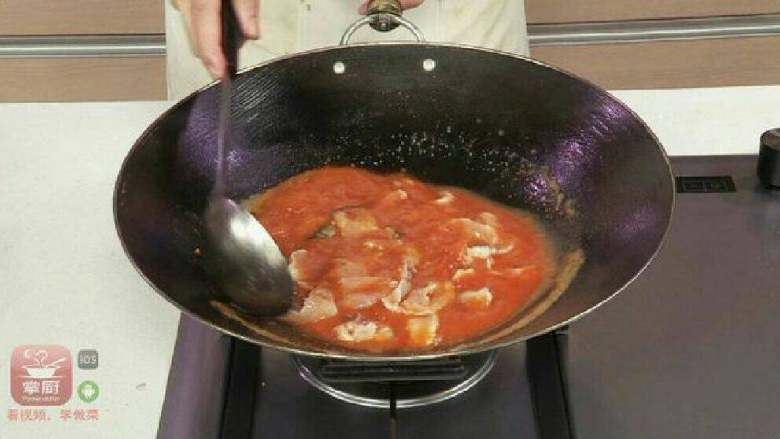 手把手教你--香辣水煮鱼,将鱼片倒入锅中，轻轻翻动搅拌，大火煮约5分钟。
