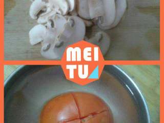 【蘑菇肉酱意大利面】,草菇切片，番茄开水烫去皮，划 字刀