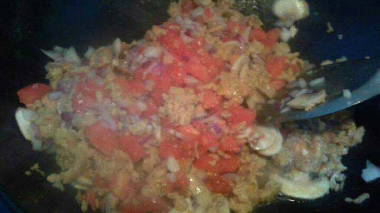 【蘑菇肉酱意大利面】,再放入番茄和洋葱丁