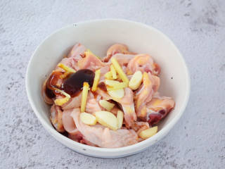 姜葱冬菇蒸滑鸡,加入蚝油