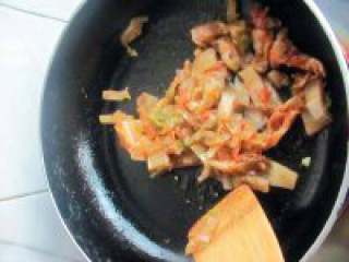 紫菜泡菜包饭,炒锅倒少许香油放入切块的辣白菜炒出香味盛出备用。
