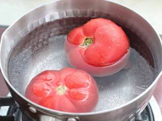 虾滑汤,番茄顶端划十字刀放进沸水中，烫二十秒左右捞出冲凉水。