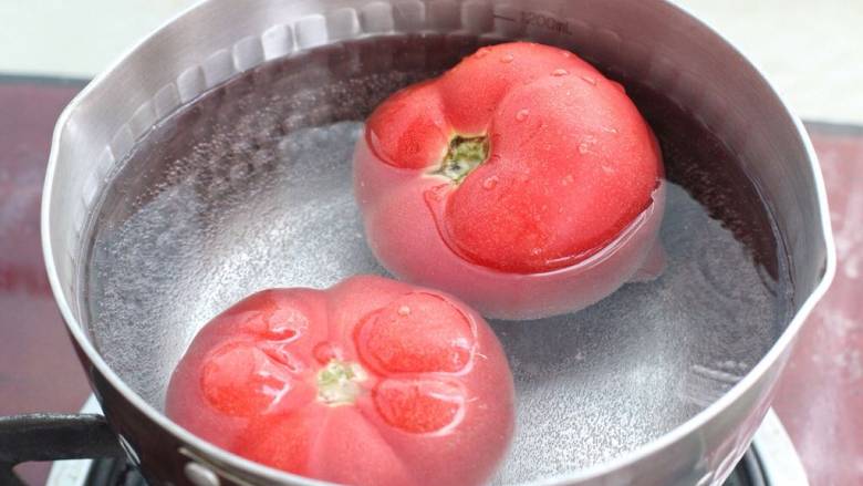 虾滑汤,<a style='color:red;display:inline-block;' href='/shicai/ 59'>番茄</a>顶端划十字刀放进沸水中，烫二十秒左右捞出冲凉水。