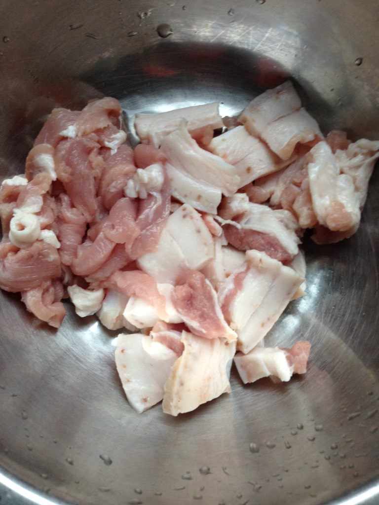 木耳炒肉片,如图肉切薄片备用