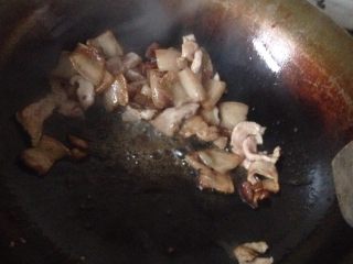 木耳炒肉片,把肉放在锅里熬