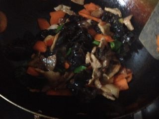木耳炒肉片,等肉熬好后，倒入切好的蔬菜翻炒片刻。炒熟即可