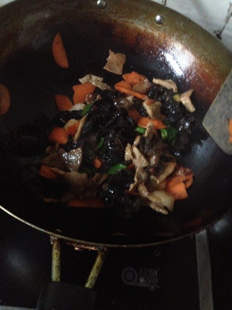 木耳炒肉片,等肉熬好后，倒入切好的蔬菜翻炒片刻。炒熟即可