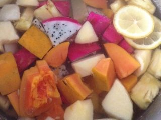 水果羹,如图锅里放入适量的清水，放入水果，