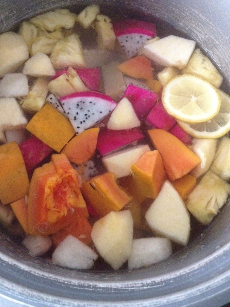 水果羹,如图锅里放入适量的清水，放入水果，