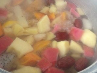 水果羹,水开后中火煮15分钟，放入适量的冰糖即可出锅