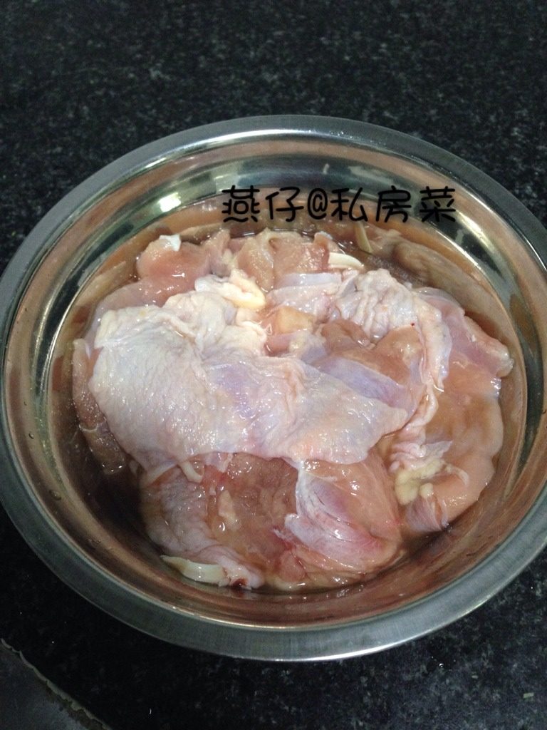 日式照烧鸡腿饭,如图鸡腿肉加入料酒，盐腌制30分钟。