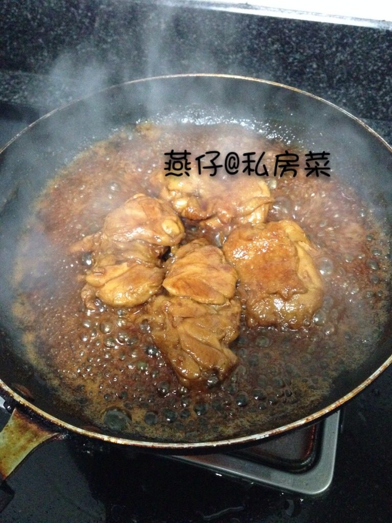 日式照烧鸡腿饭,如图鸡腿肉下锅煎两面金黄，倒入照烧汁，煮收汁即可。
