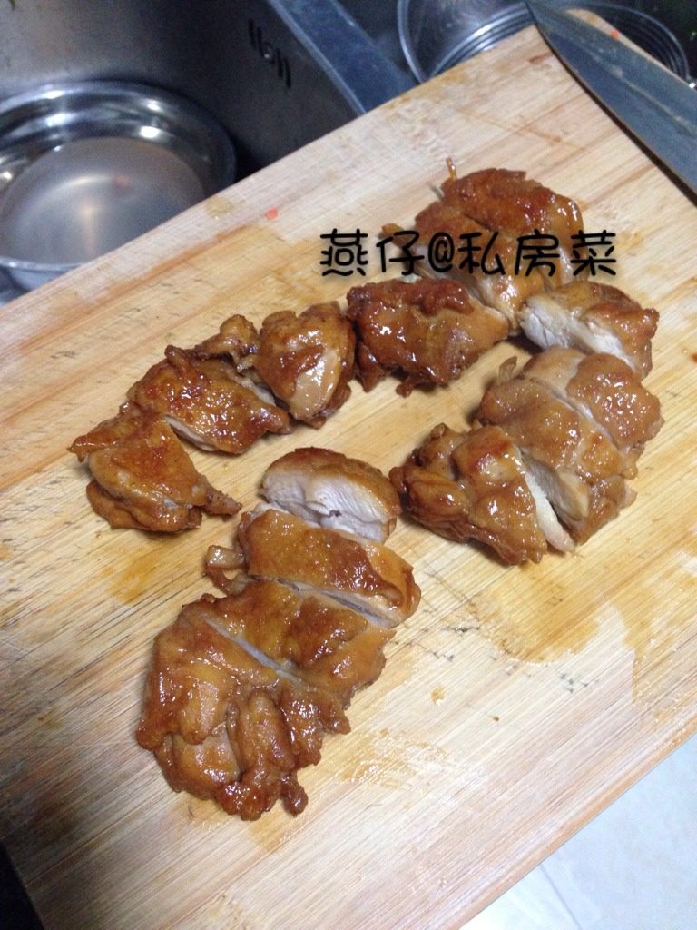日式照烧鸡腿饭,如图最后放凉切块，摆盘即可。