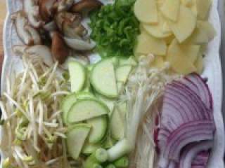 韩国辣酱汤,把菜洗净然后把香菇去根，把土 豆，角瓜，圆葱切片，豆芽去根，青椒切成丝。