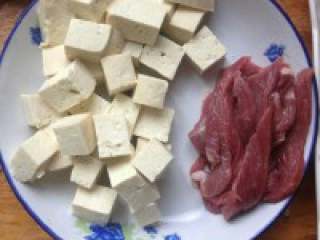 韩国辣酱汤,把豆腐用盐水泡一会，然后切成 块块可以大块也可以小块看自己 喜欢什么样的啦，把牛肉切成片状。
