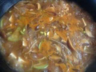 韩国辣酱汤,放入炒好的牛肉。