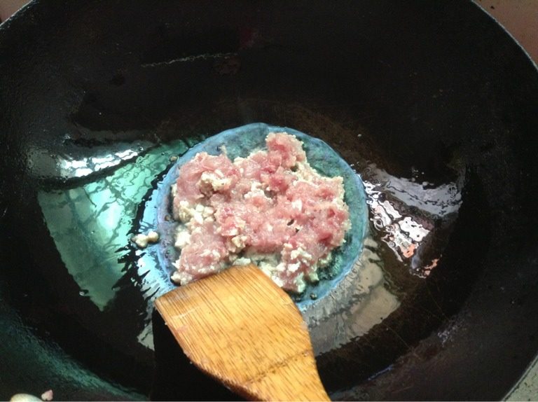 炸酱面,如图起油锅下肉先炒至变色