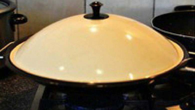 东南亚风味蒸鱼,锅里烧水，水开后把碟子放上去蒸10分钟即可。