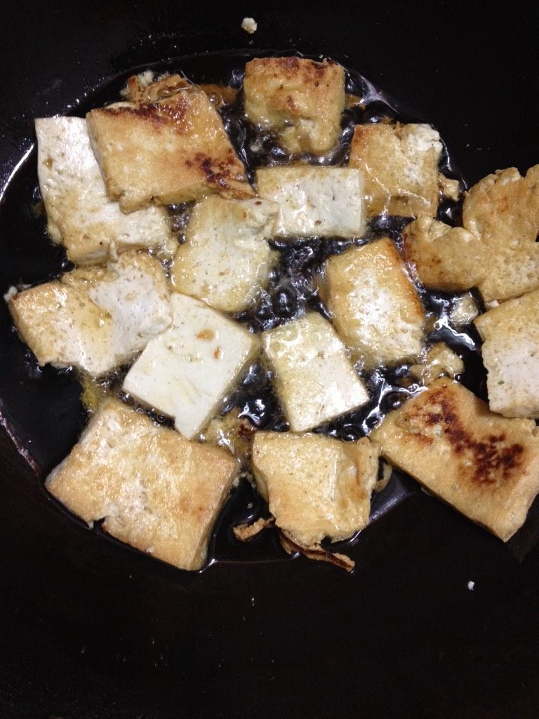 香炒豆腐泡,如图锅里放入油，不要太多，煎一下