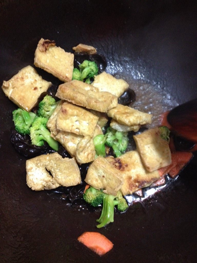 香炒豆腐泡,如图把豆腐放入，加些盐，酱油，即可