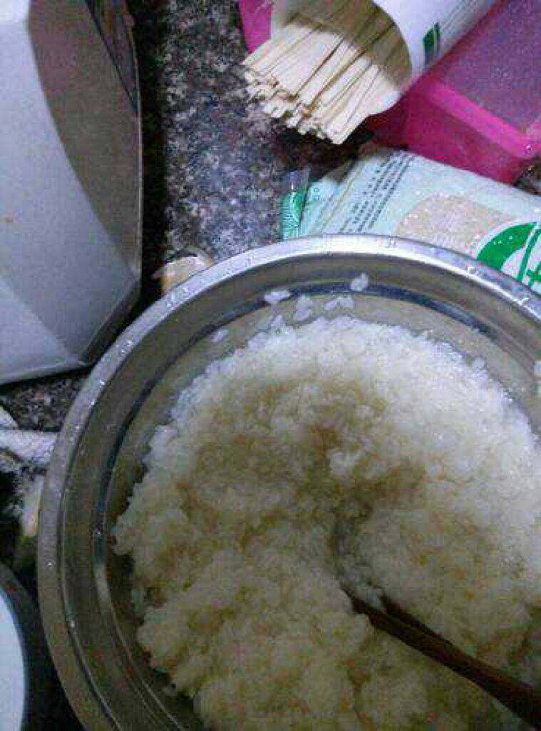 自制甜米酒,接着倒米煮好的米里面搅拌，中间留一个洞发酵