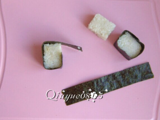 鱼子酱军舰寿司,把长条海苔围在饭团上，接口处用米粒粘好。如图