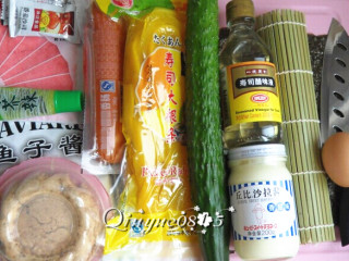 翻转樱花寿司,做这个寿司用到的：寿司帘、海苔、寿司刀、寿司醋、沙拉酱、鸡蛋、黄瓜、大根条、火腿肠、猪肉肉松、青芥辣、樱花粉等。