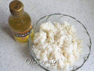 翻转樱花寿司,米饭用少量寿司醋拌一下。