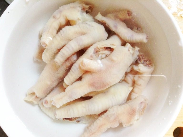 泰式凤爪,如图准备一碗冰水，将煮熟的鸡爪放入冰水里