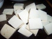锅塌豆腐,将豆腐洗净沥干，切成0.6厘米厚、3.3厘米见方的块