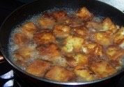 锅塌豆腐,煎至两面金黄，倒入鸡汤。