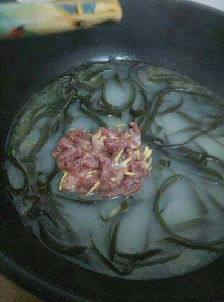 金针菇瘦肉汤,放入腌好的肉