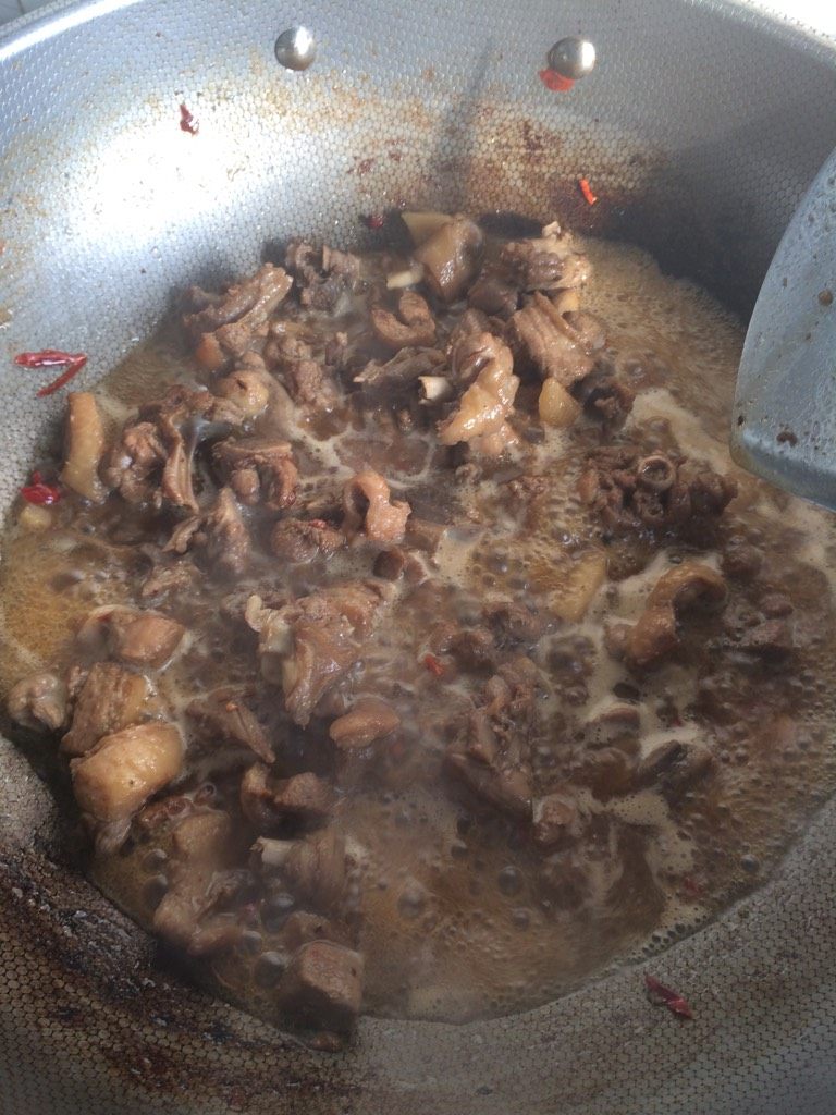 魔芋烧鸭子,如图超出香味后加入料酒，一碗约两百毫升清水，加入胡椒粉炖煮