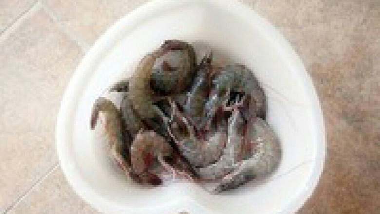 日式炸虾,<a style='color:red;display:inline-block;' href='/shicai/ 1685'>大明虾</a>去头剥壳，留下尾部的一 小段壳，洗净沥干。