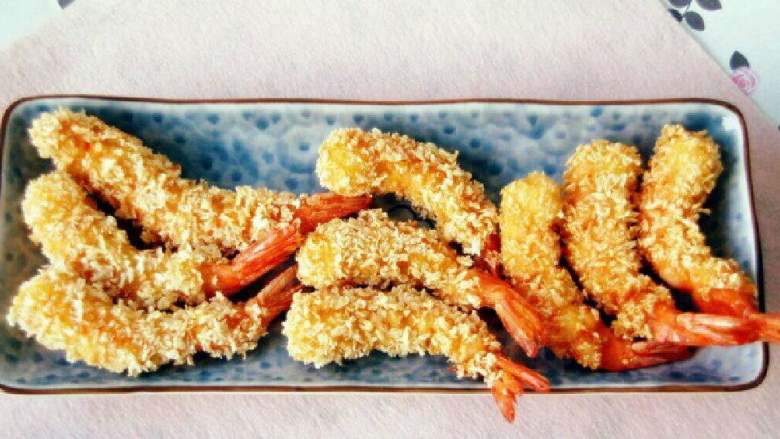 日式炸虾,入油锅里炸成金黄就可以了。