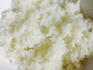 金枪鱼寿司,米饭煮熟盛出一碗