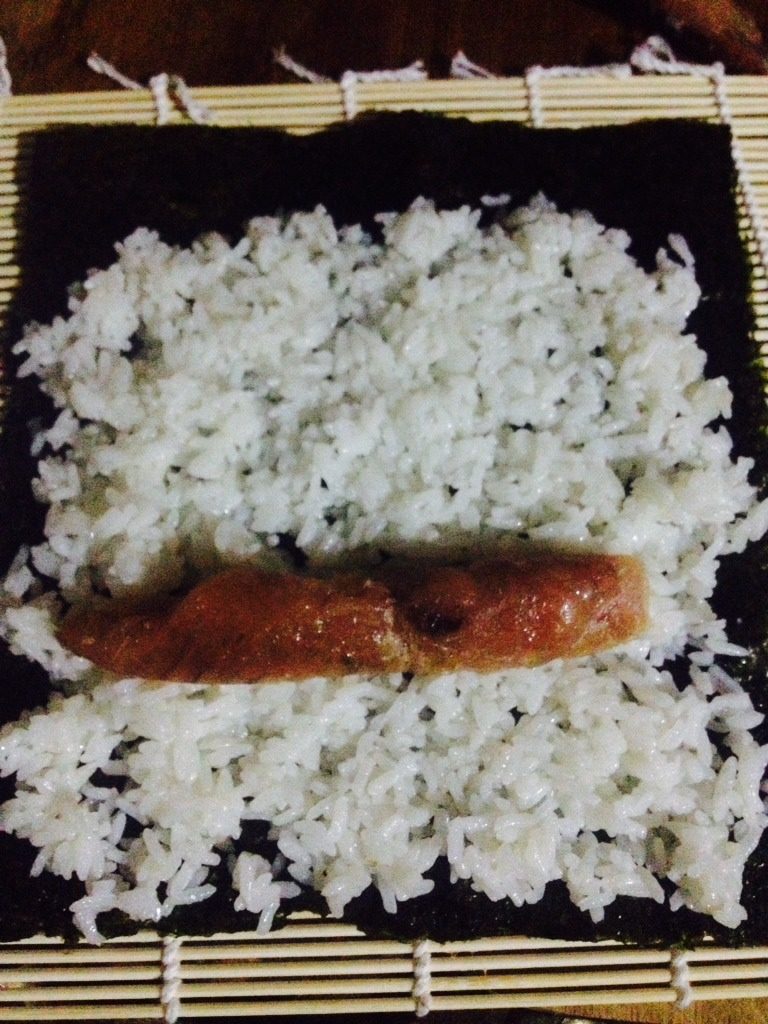 金枪鱼寿司,铺上米饭，放上鱼肉