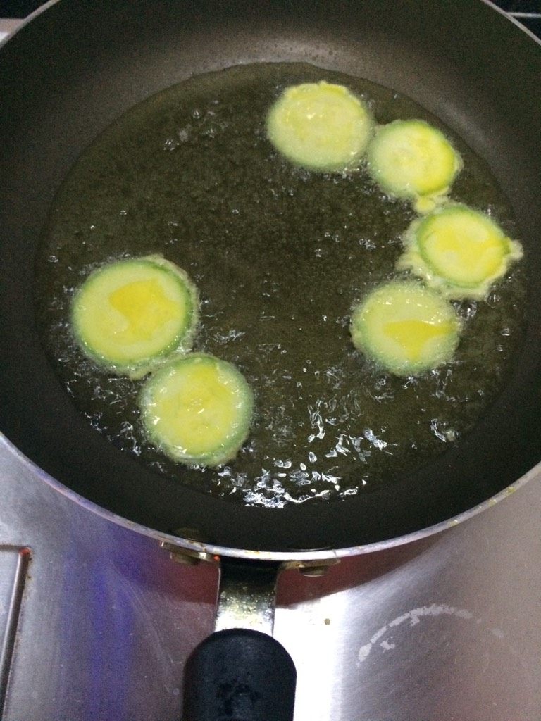 鸡蛋液裹西葫芦,入油锅炸至两面金黄即可